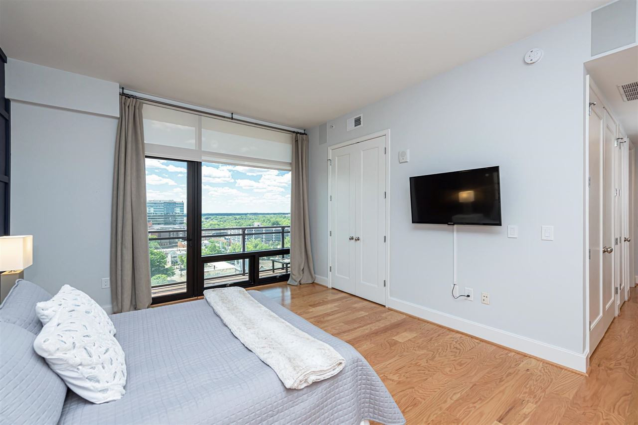 323 West Jones Street, Unit 1075 Raleigh, NC 27603 - Photo 14 of 30 Owners Suite