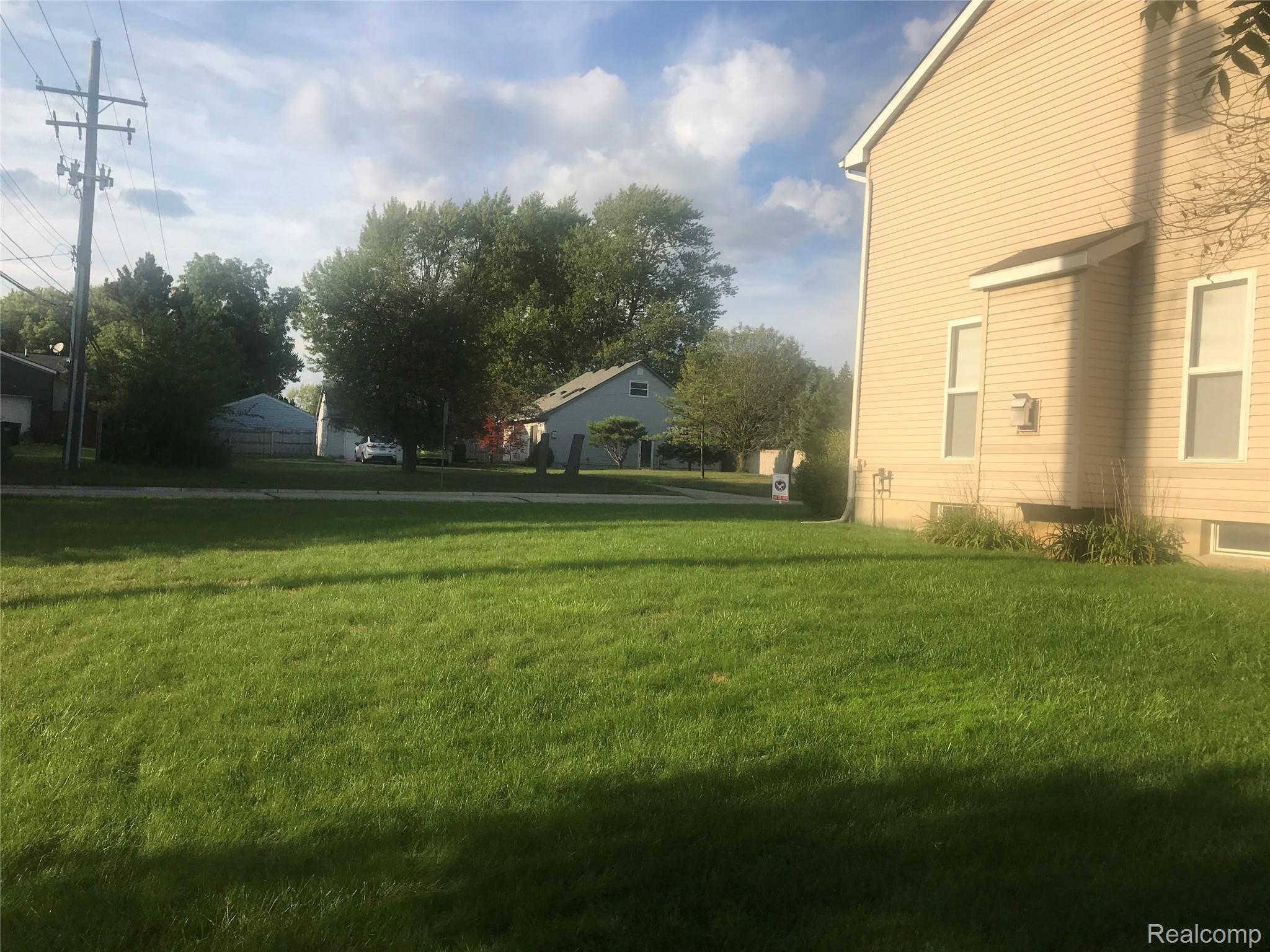 2011 Grace Avenue Rochester, MI 48309 - Photo 50 of 58 G0wg1HsFSMeNH2ZHvEfQlg.jpg