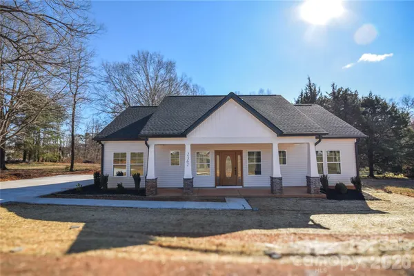 $325,000 | 2362 21st Avenue Northeast, Hickory, NC 28601