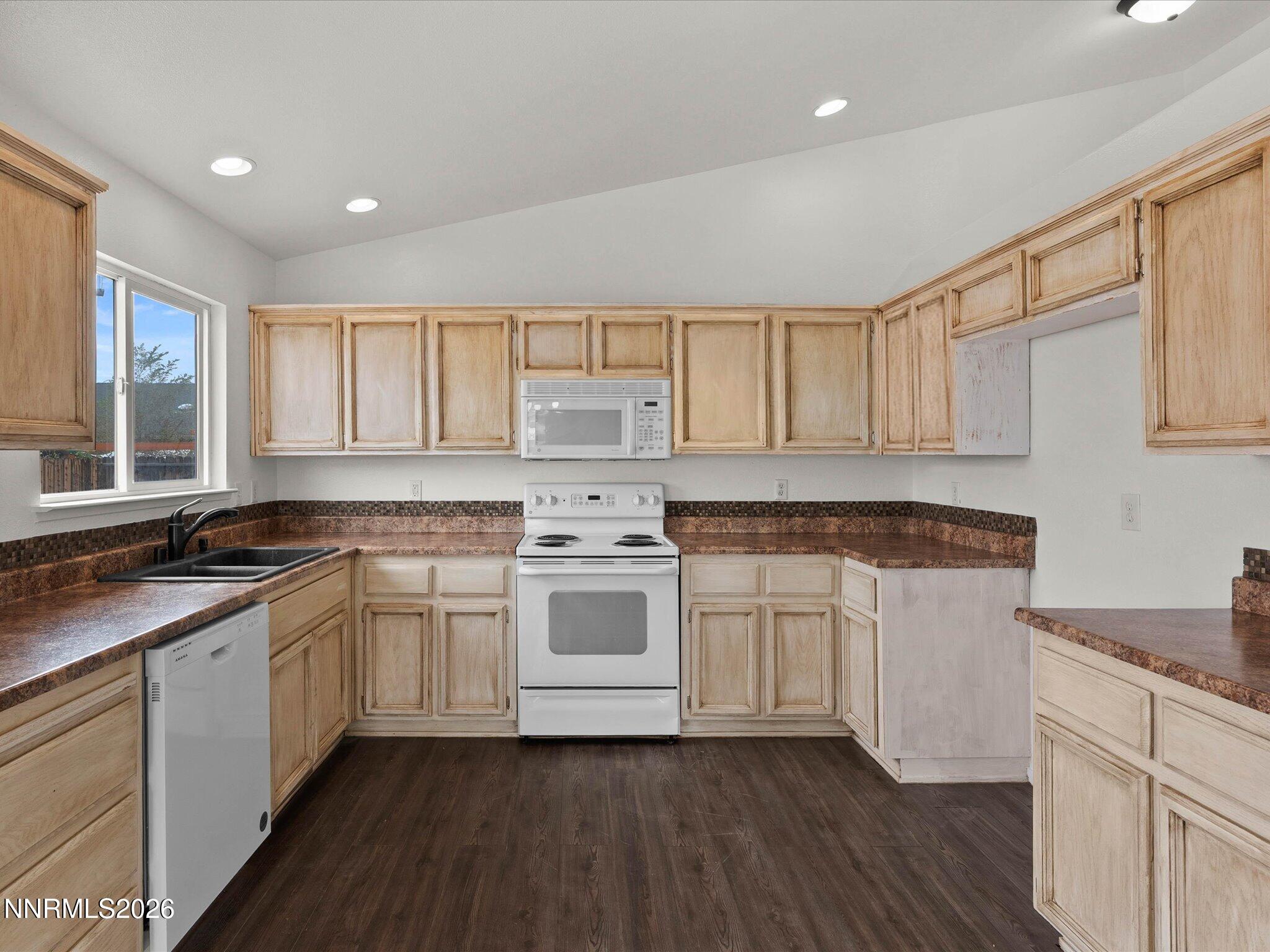 318 Emigrant Way Fernley, NV 89408 - Photo 13 of 48 13-318 Emigrant Wy-112