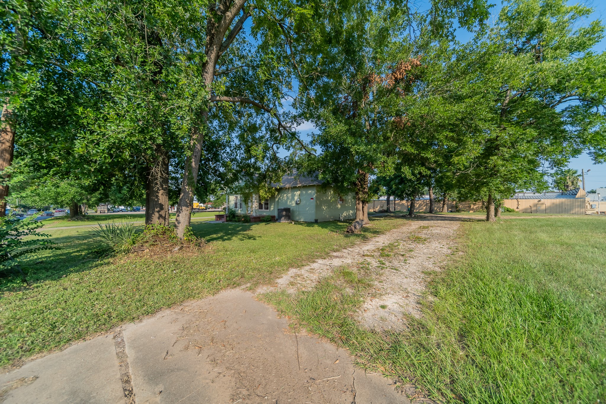 309 East Phillips Street Conroe, TX 77301 - Photo 6 of 10 a backyard of a house with lots of green space