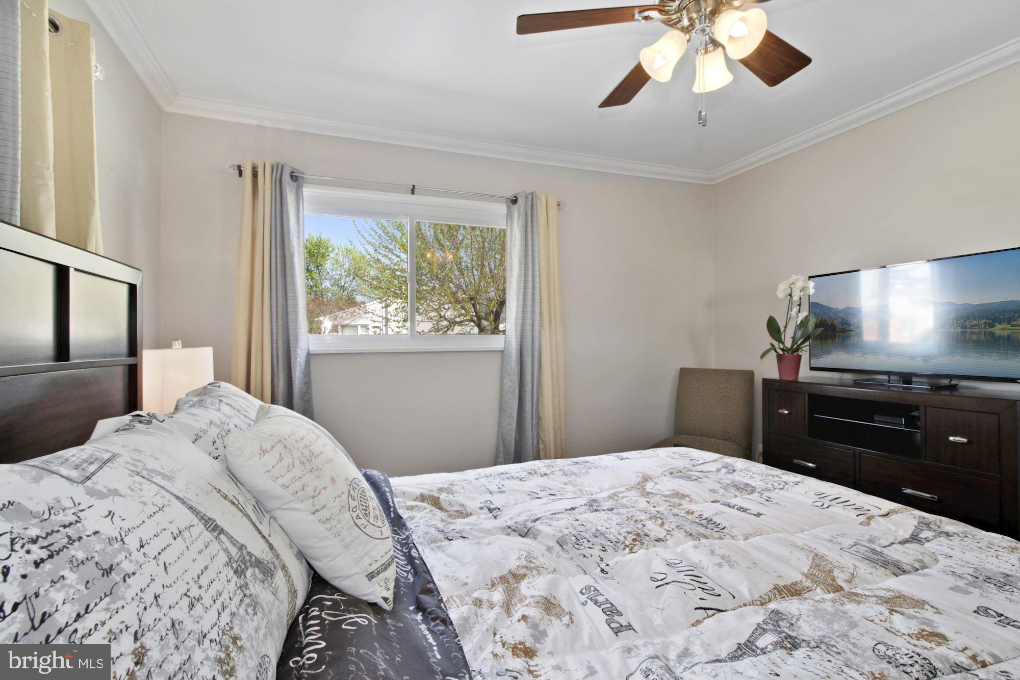 937 Vanderwood Road Baltimore, MD 21228 - Photo 12 of 28 Primary bedroom - spacious & bright
