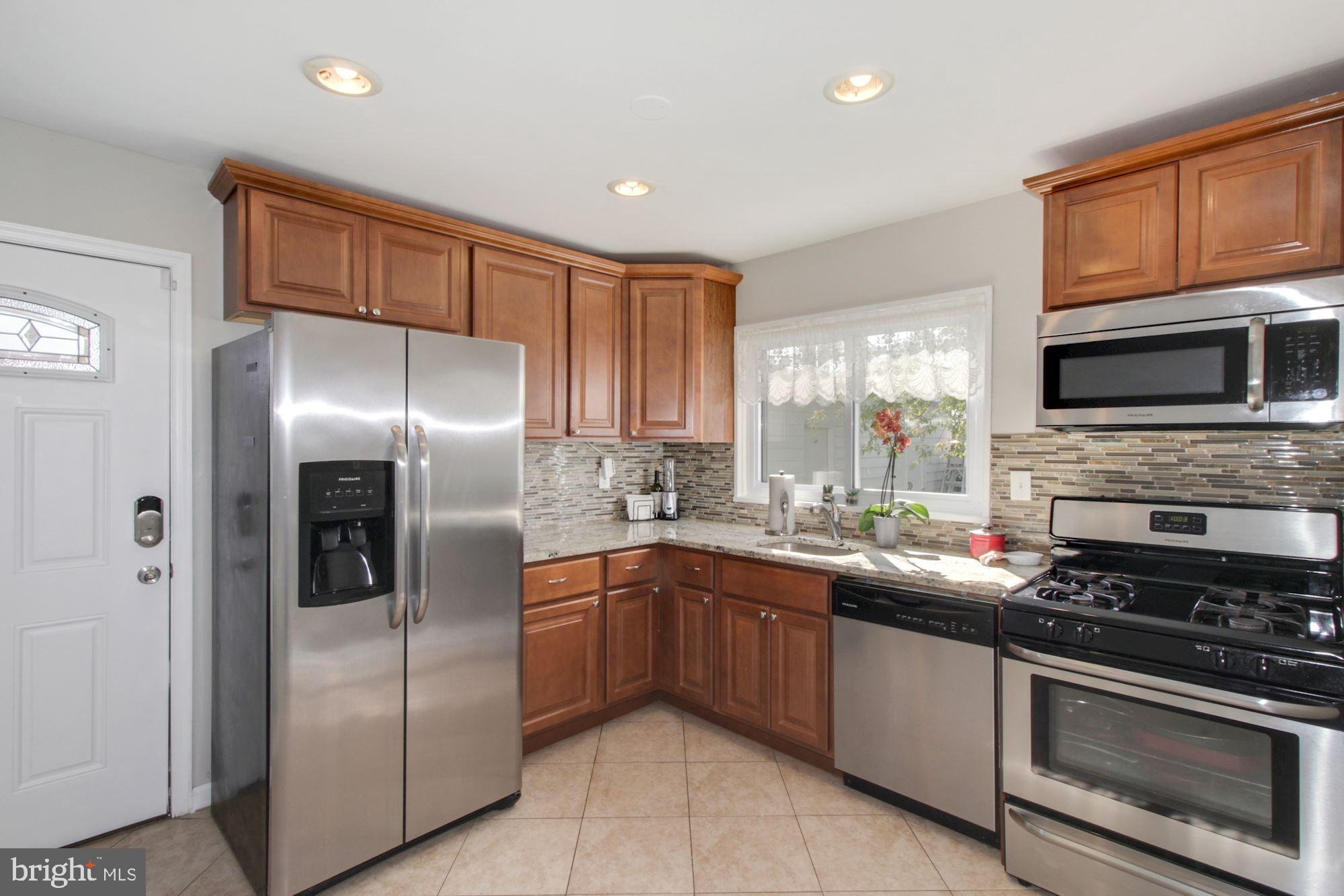 937 Vanderwood Road Baltimore, MD 21228 - Photo 8 of 28 Stainless & granite!
