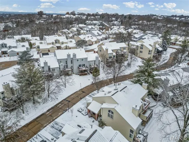 $375,000 | 1872 Ridgeview Cir Drive, Ballwin, MO 63021