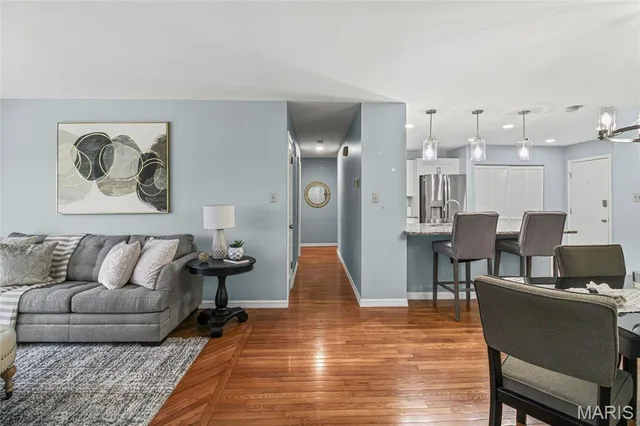 $375,000 | 1872 Ridgeview Cir Drive, Ballwin, MO 63021