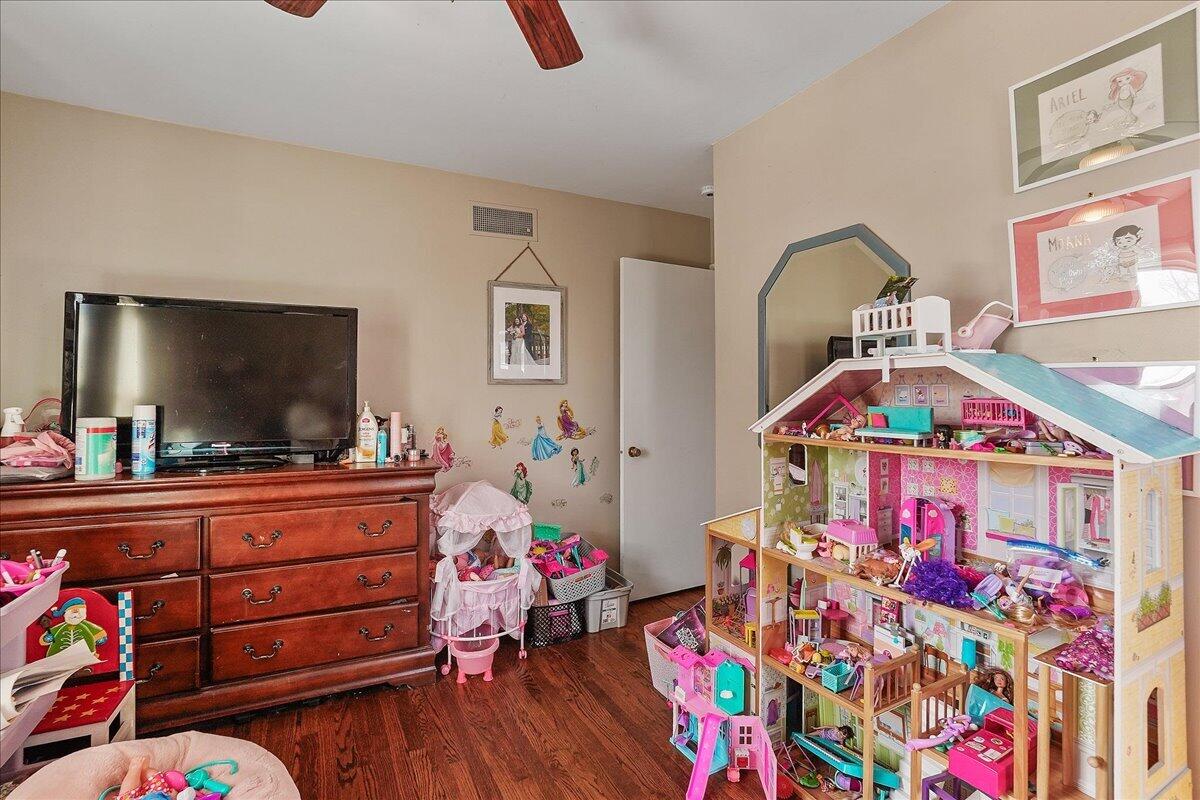 3340 Maple Drive Highland, IN 46322 - Photo 15 of 29 a living room with furniture and a flat screen tv