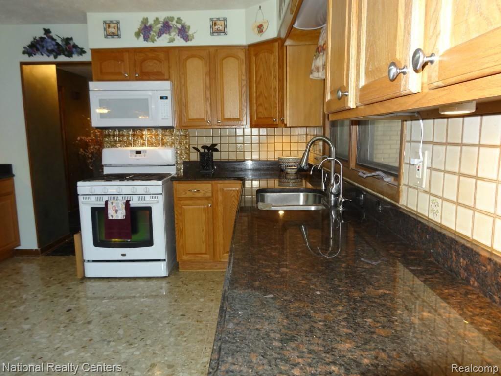 4095 Pardee Lake Road Howell, MI 48843 - Photo 14 of 57 DSC04156.jpg