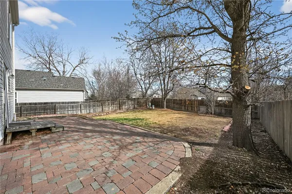 a view of yard with tree in the background