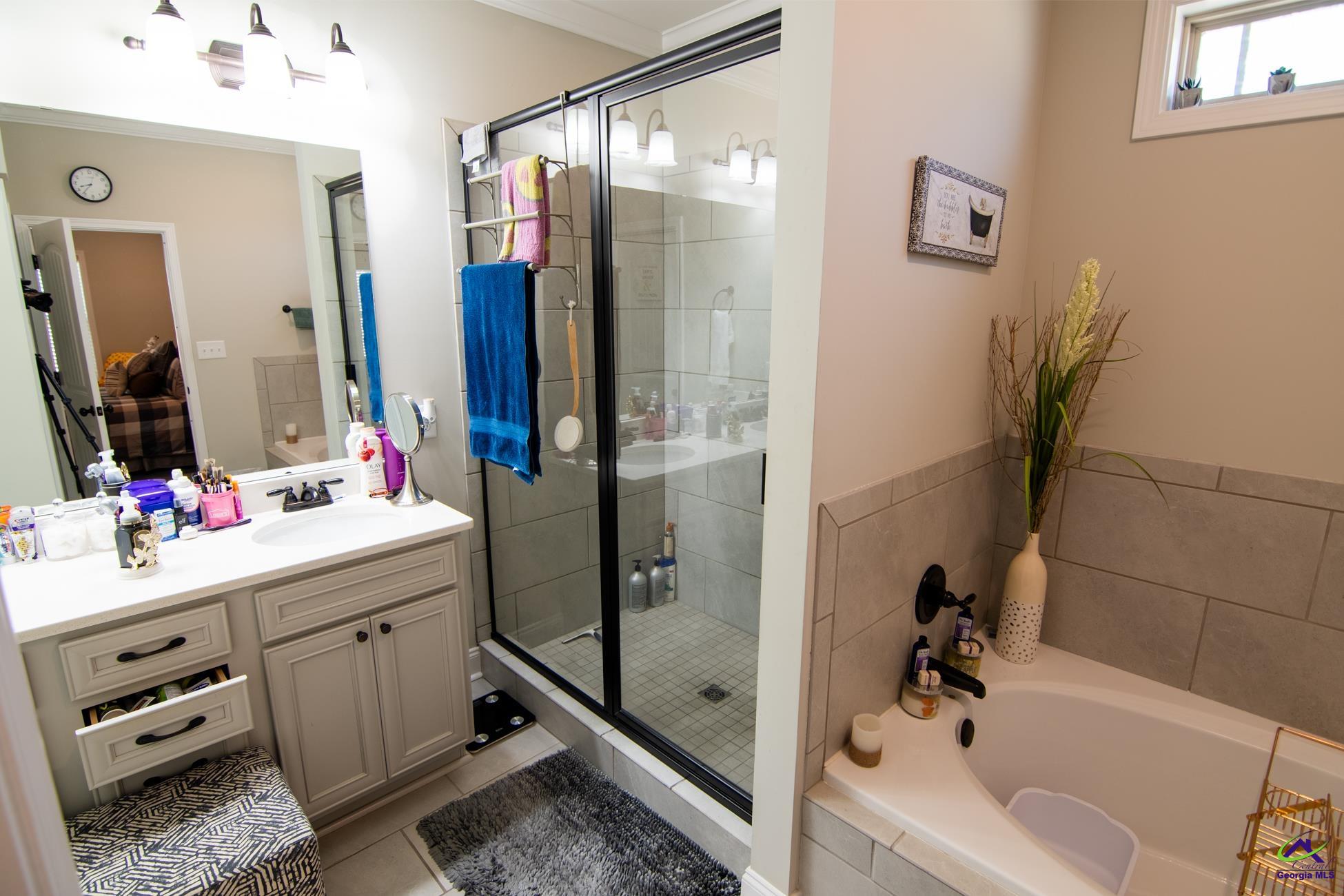 123 Logan's Mill Trail Warner Robins, GA 31093 - Photo 14 of 23 a bathroom with a bathtub sink and mirror