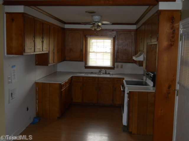 112 Pine Valley Road Thomasville, NC 27360 - Photo 2 of 10 Kitchen.