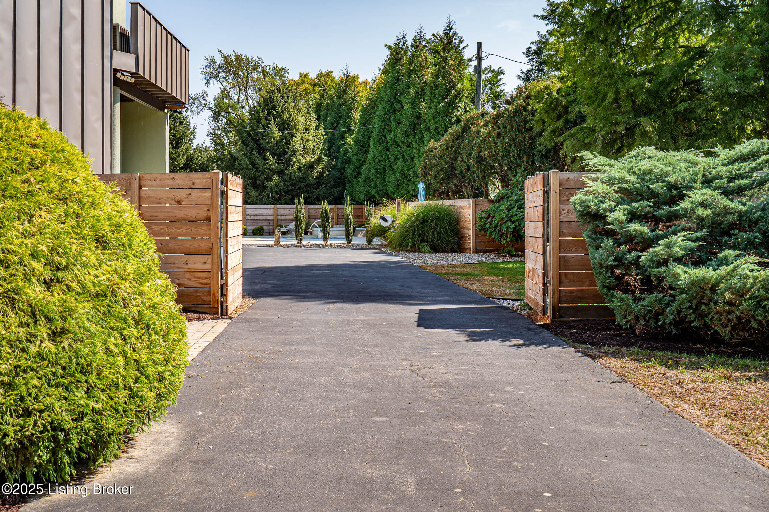 4228 River Road Louisville, KY 40207 - Photo 12 of 81 Privacy Gate