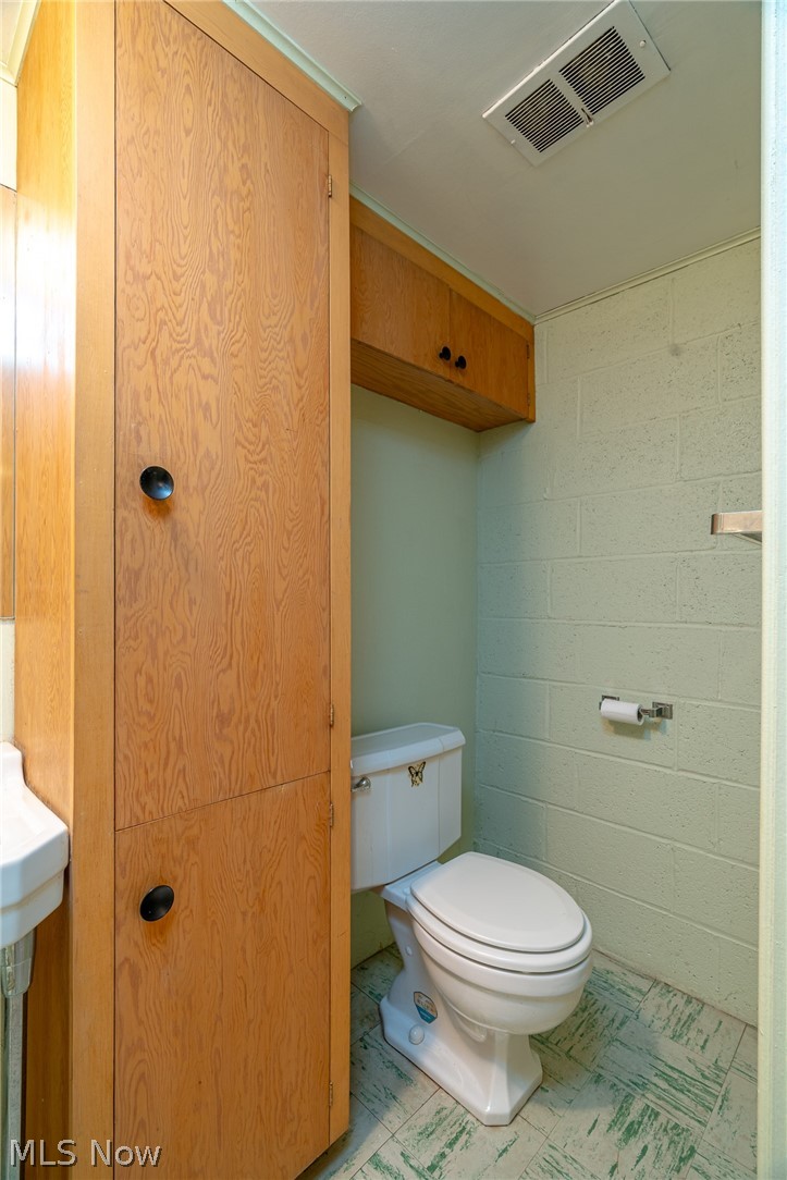 6572 South Canterbury Road Cleveland, OH 44129 - Photo 26 of 36 Second bathroom located in the basement