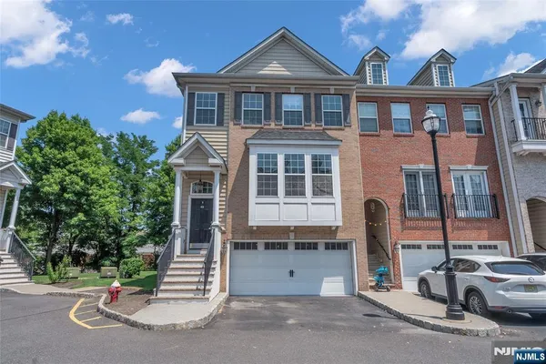 $960,000 | 8 Creekside Court, Secaucus, NJ 07094