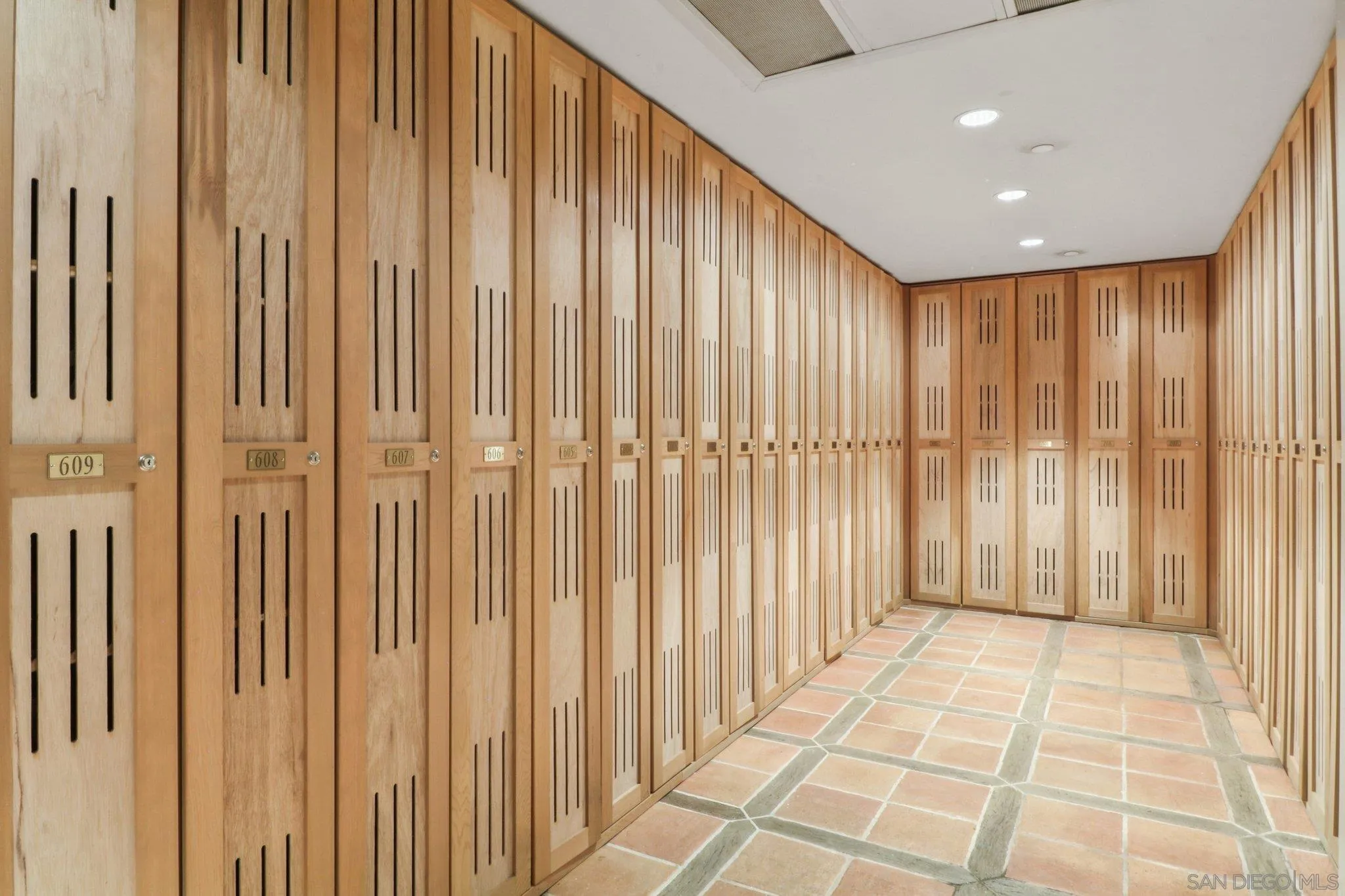 464 Prospect Street, Unit 101 La Jolla, CA 92037 - Photo 41 of 65 a view of a elevator with windows