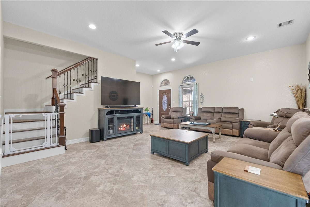 722 Bunkhouse Trail Angleton, TX 77515 - Photo 8 of 33 Gallery Image 8