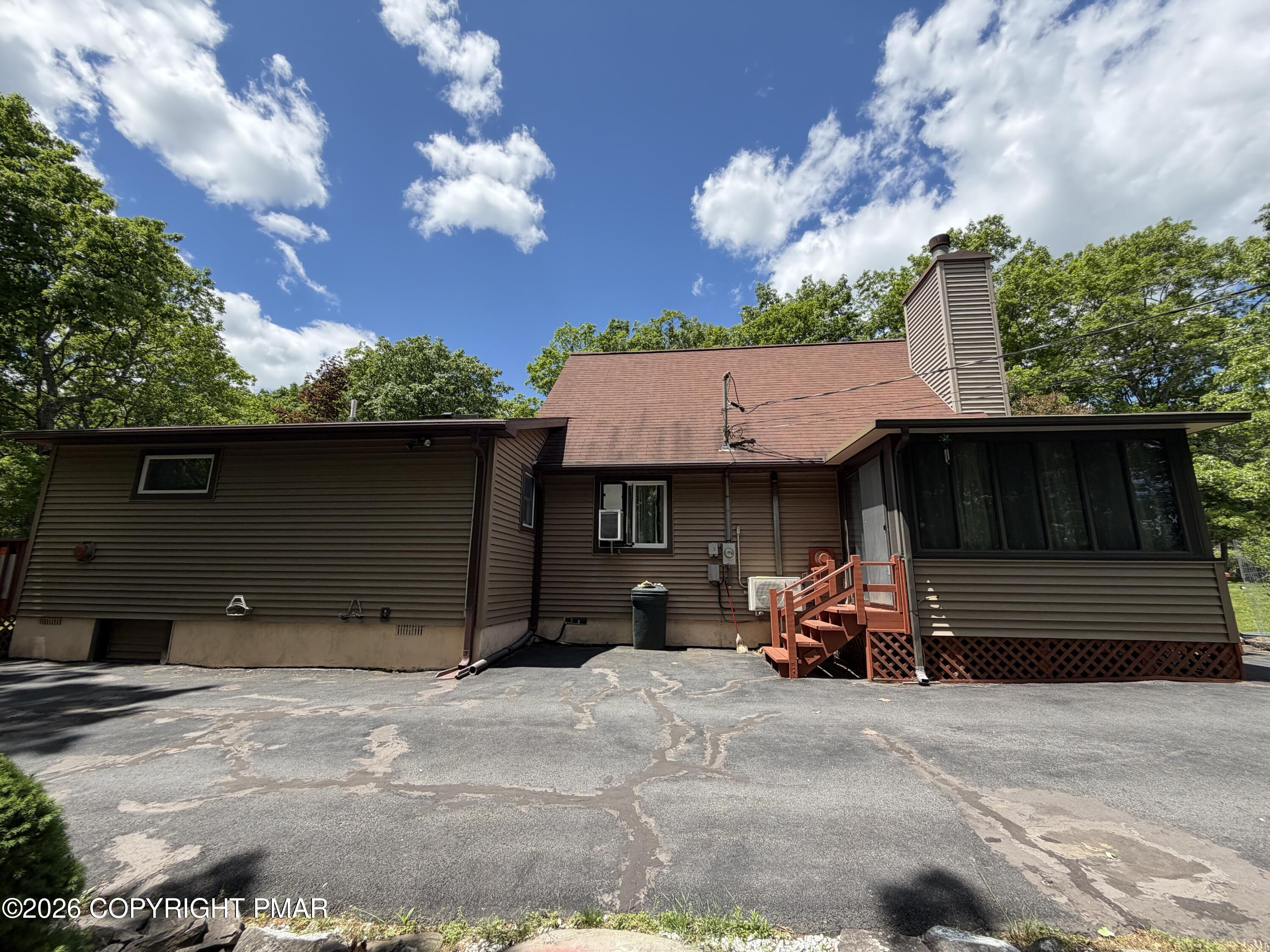 197 Hummingbird Trail Bushkill, PA 18324 - Photo 4 of 33 Side