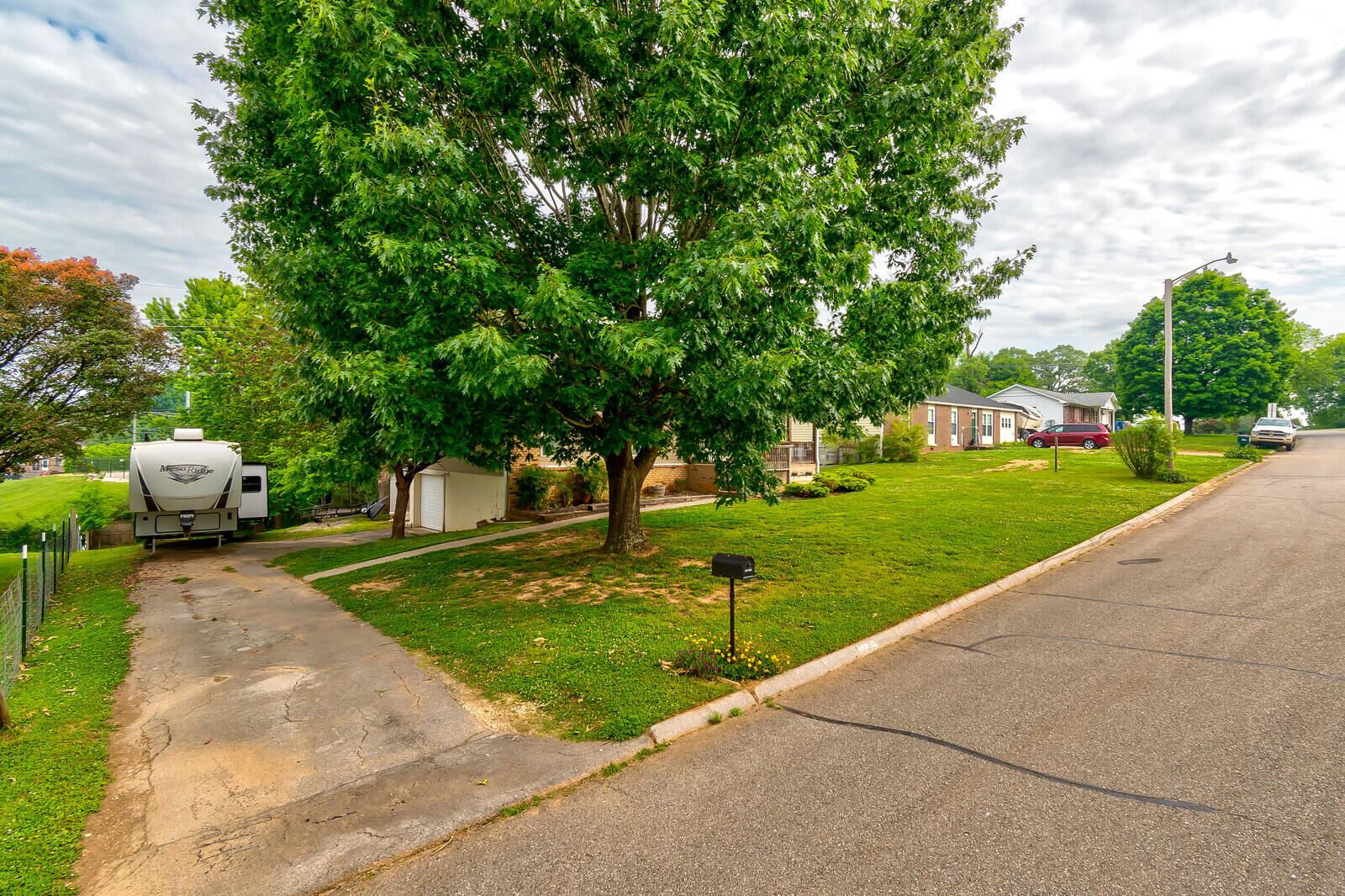 2031 Cheltenham Road Maryville, TN 37804 - Photo 5 of 24 Front Yard / Spacious Drive