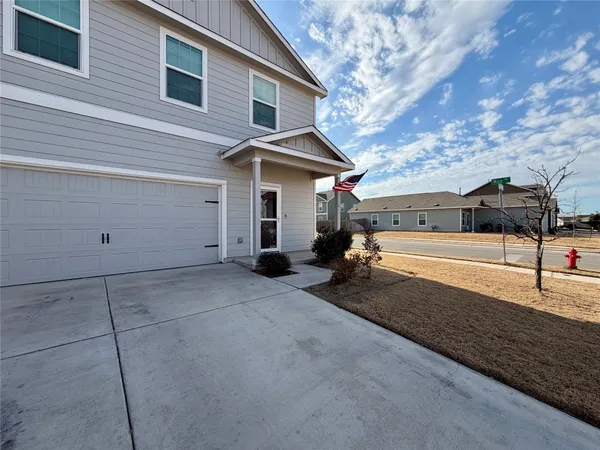 a view of a house with backyard