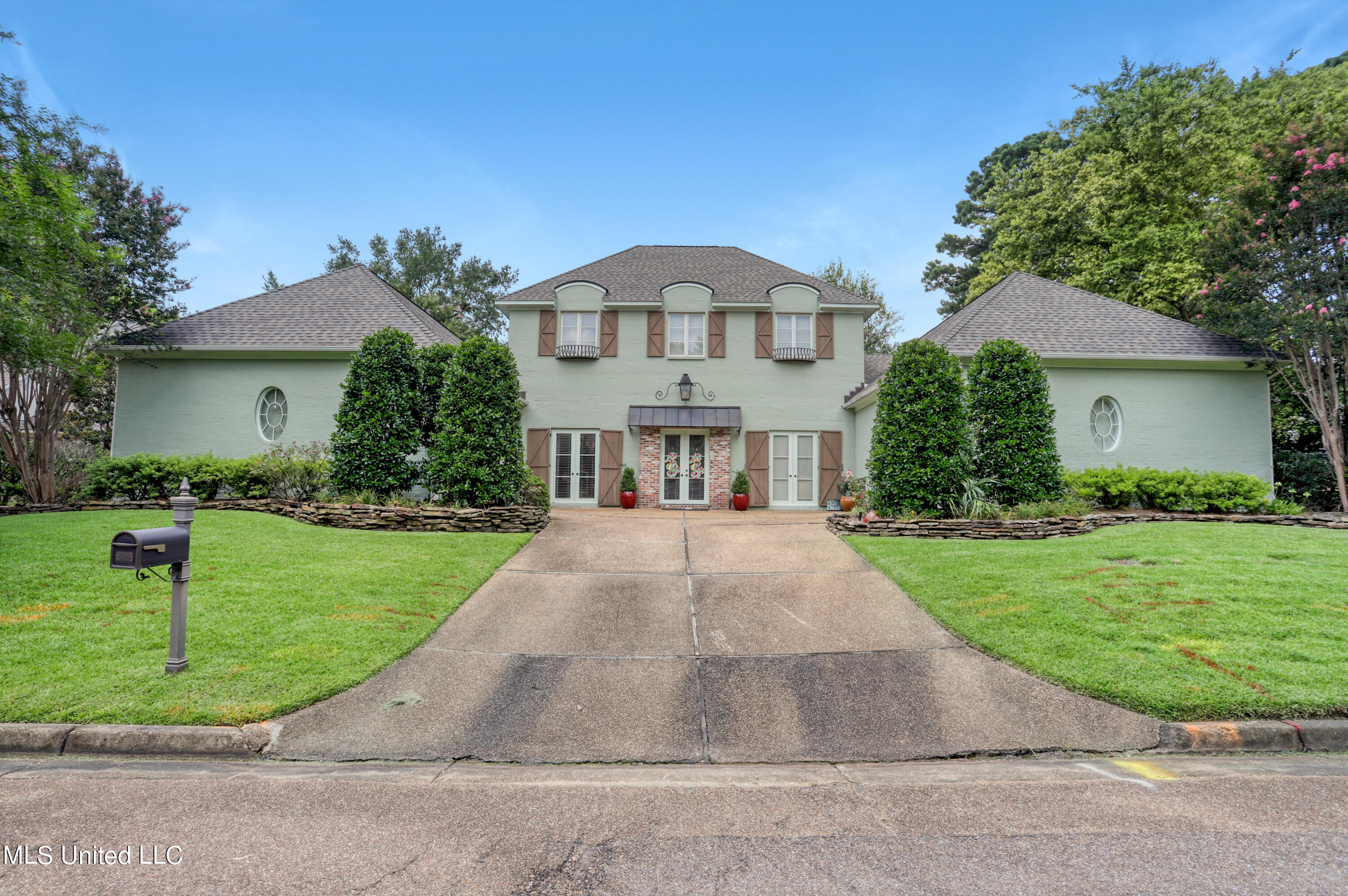 528 Heatherstone Court Ridgeland, MS 39157 - Photo 1 of 27 Welcoming Front Entry