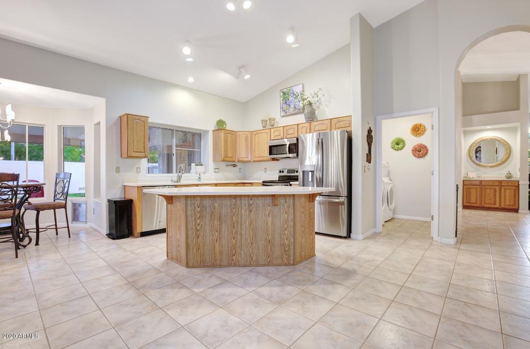 19 North Riata Street Gilbert, AZ 85234 - Photo 12 of 46 kitchen2