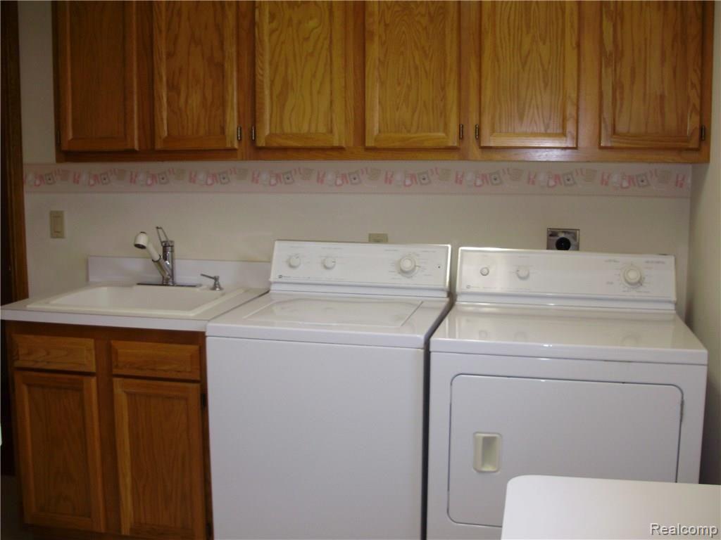 2267 Crystal Drive, Unit 34 Rochester, MI 48309 - Photo 21 of 33 P5190846.JPG