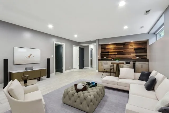 $1,125,000 | 6339 North Leona Avenue, Chicago, IL 60646