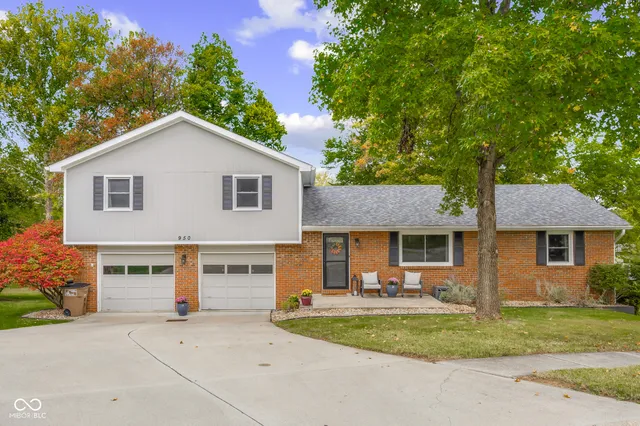 $305,000 | 950 Countryside Lane, Columbus, IN 47201