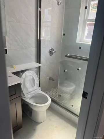 a bathroom with a toilet and a shower