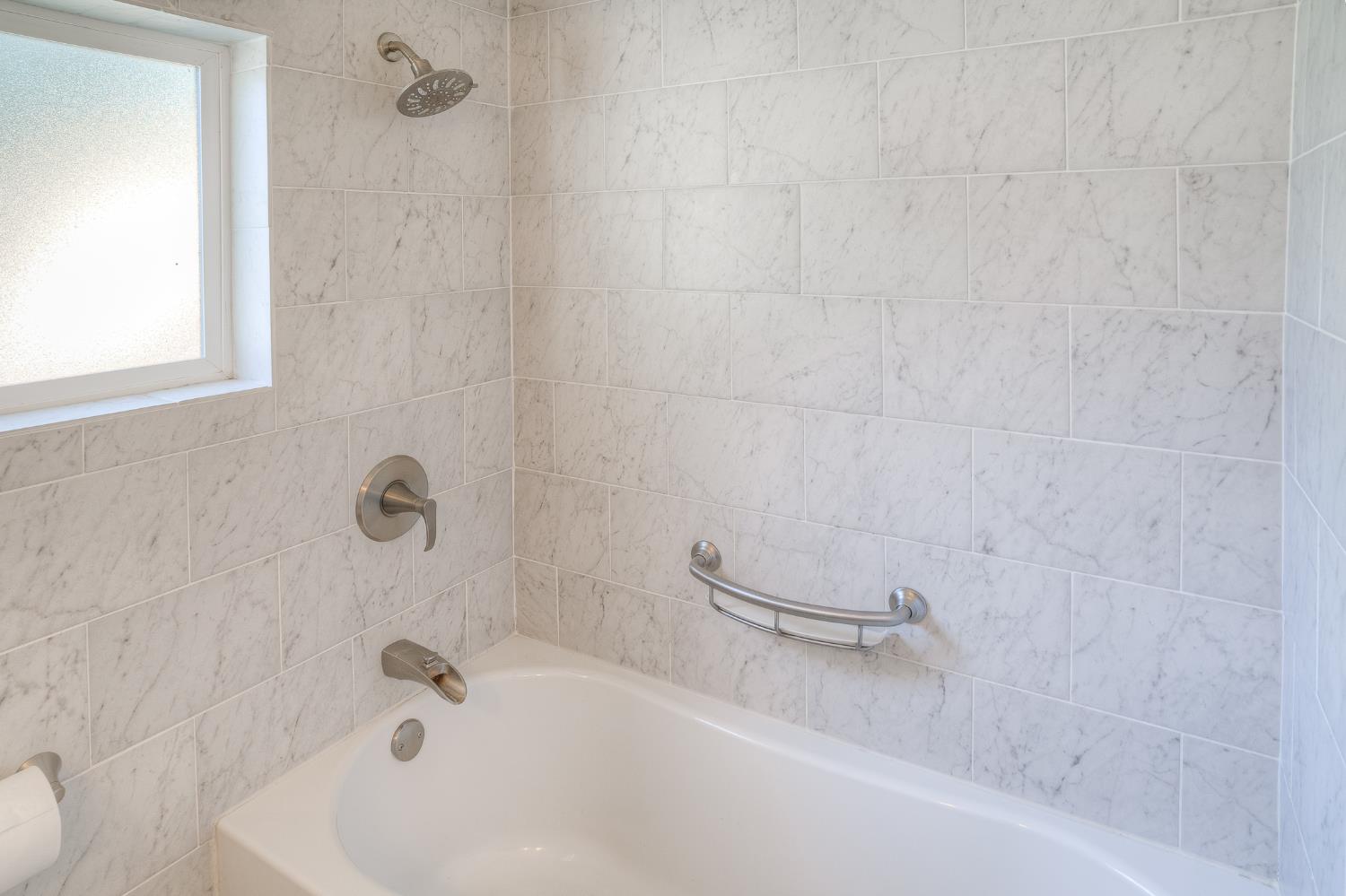 874 South Meridian Road Meridian, CA 95957 - Photo 31 of 54 a bathroom with a tub