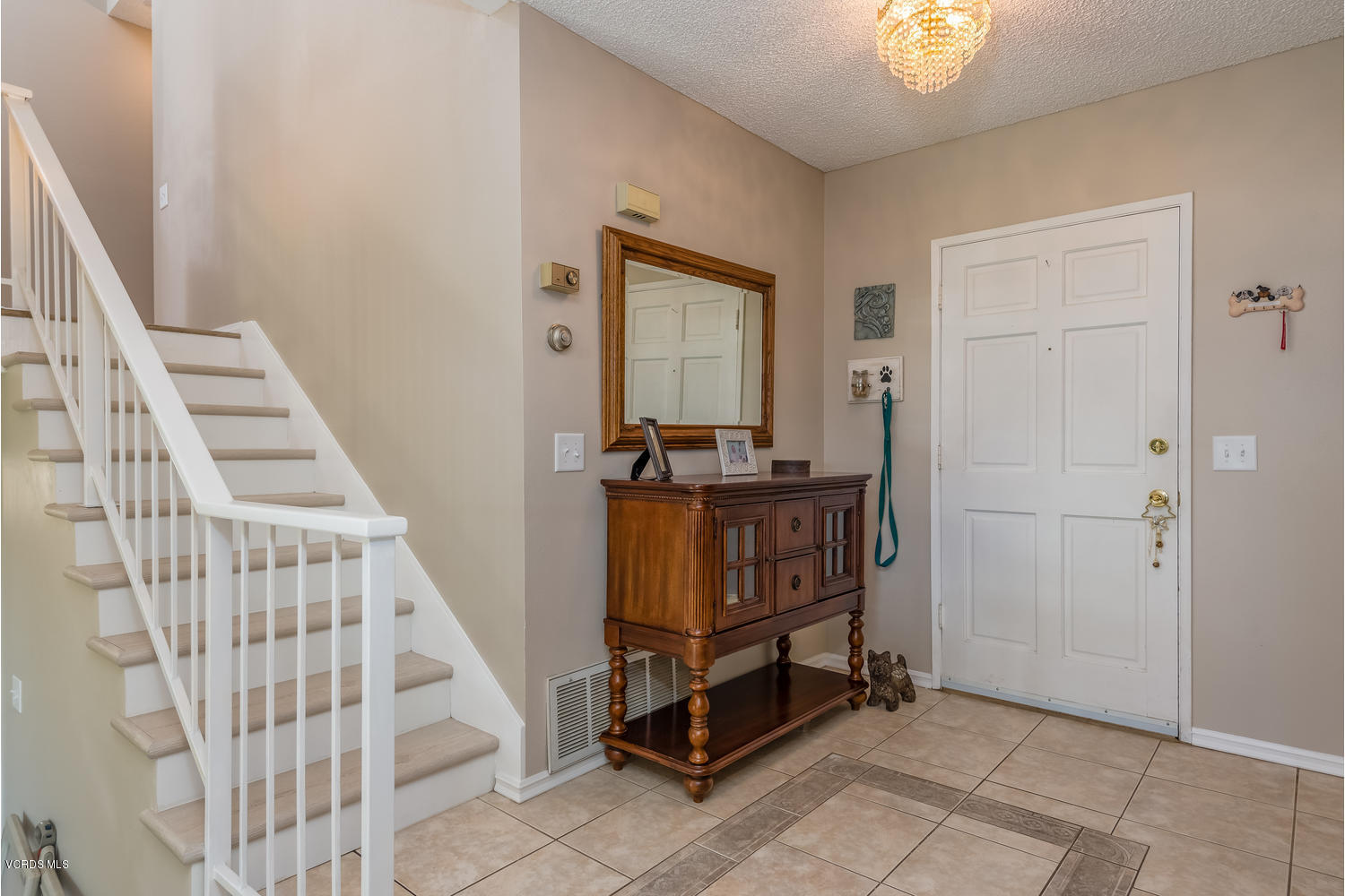 805 Woodgrove Road Fillmore, CA 93015 - Photo 4 of 26 805 Woodgrove Rd-004-023-Foyer-MLS_Size