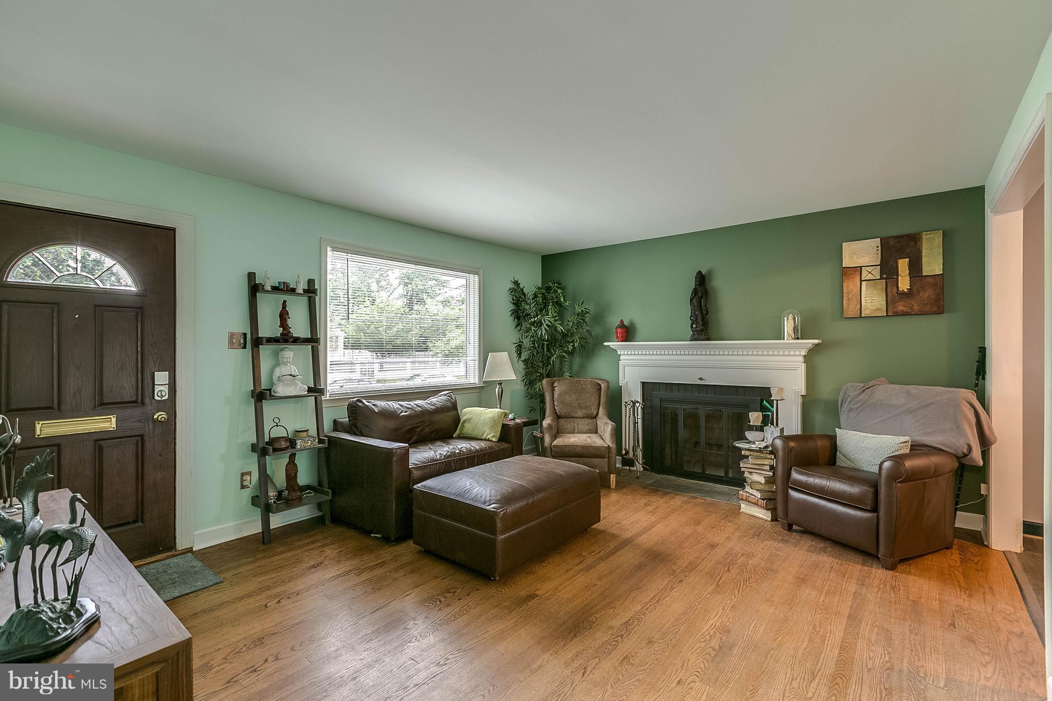 910 Gabel Street Silver Spring, MD 20901 - Photo 10 of 28 Living Room