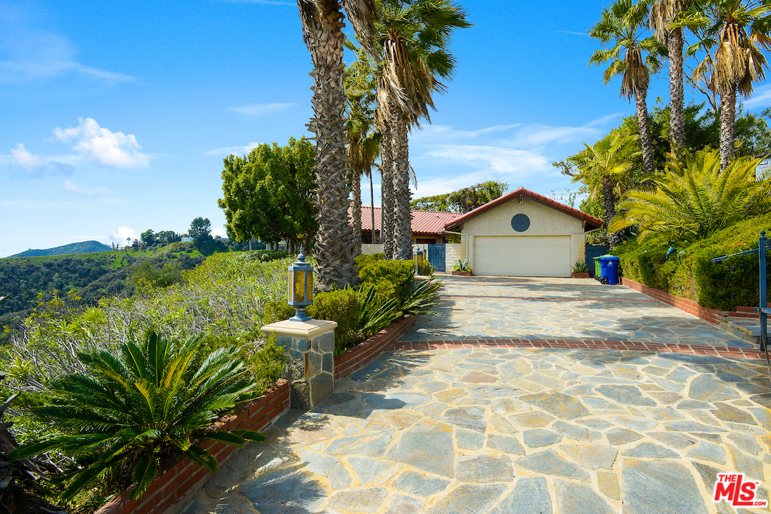 1963 Stradella Road Los Angeles, CA 90077 - Photo 8 of 14