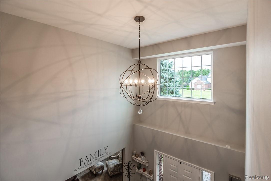 916 Ridgeview Circle Lake Orion, MI 48362 - Photo 46 of 70 Interiors (35 of 59).jpg