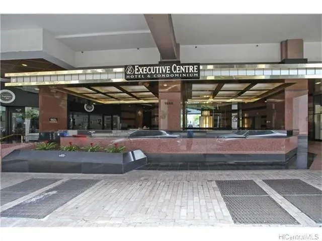 a view of entryway with a hall