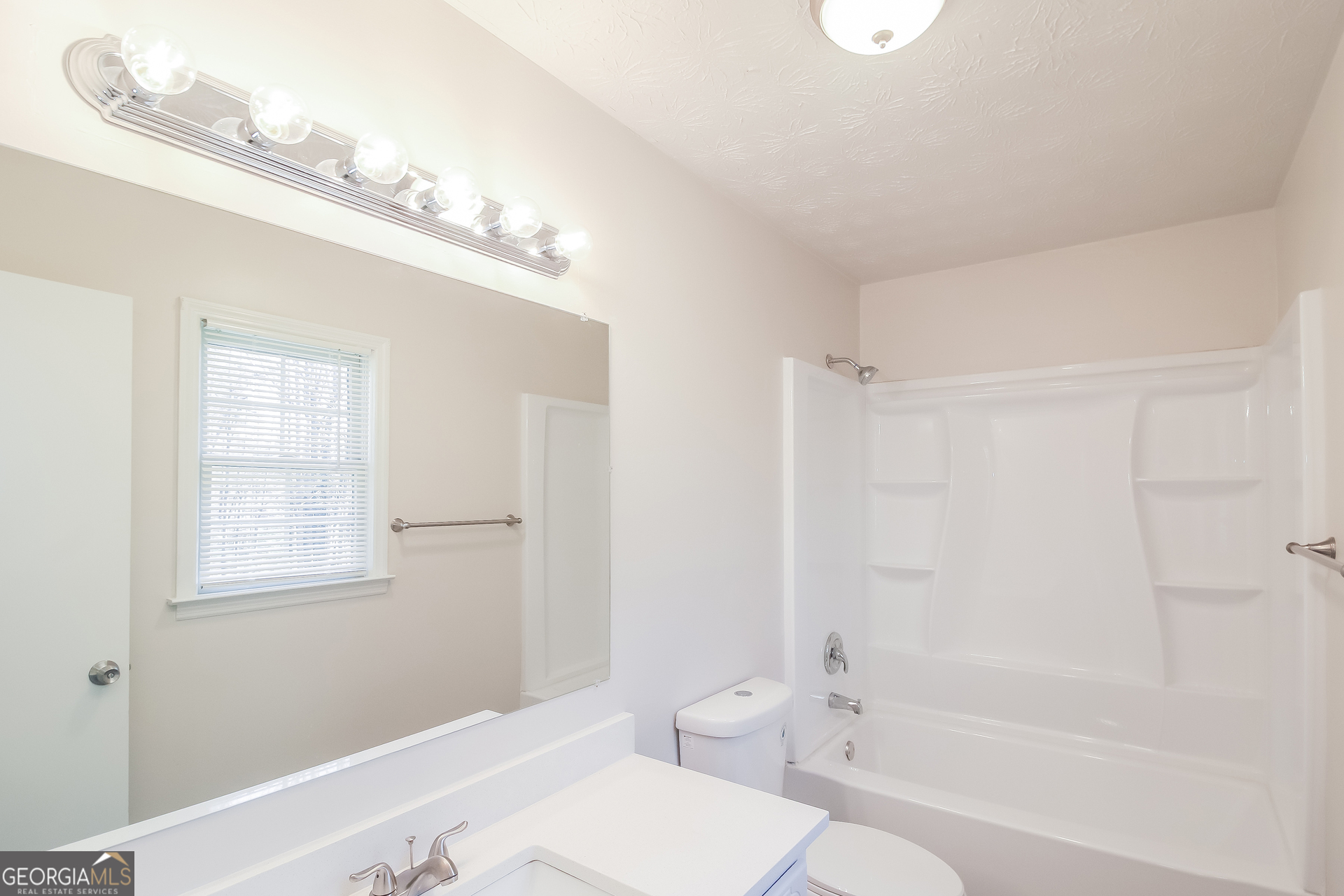 632 Cloudland Drive Stockbridge, GA 30281 - Photo 11 of 18 a bathroom with a toilet a sink and bathtub