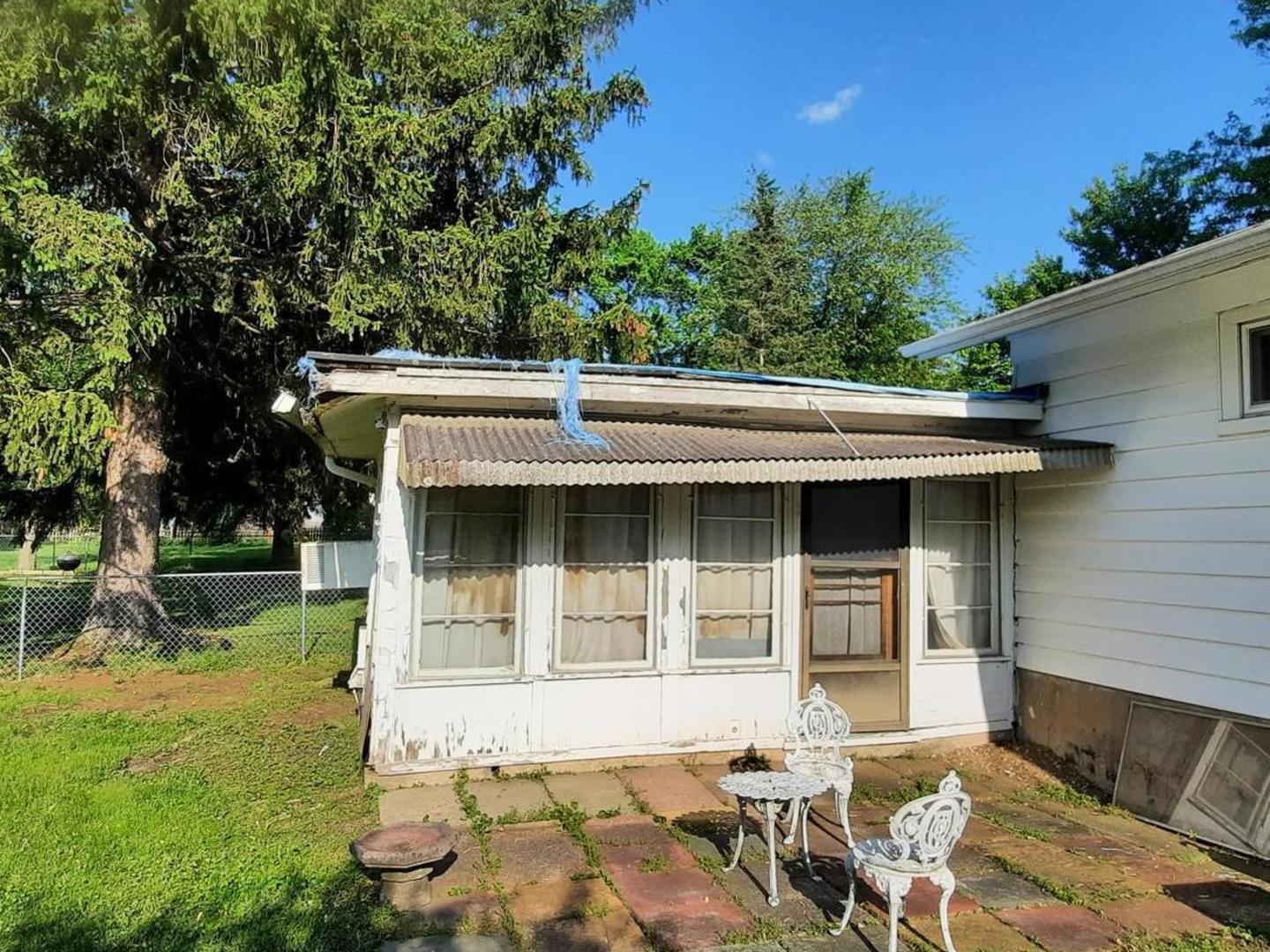 240 West Tower Road Barrington, IL 60010 - Photo 4 of 17 a front view of a house with garden