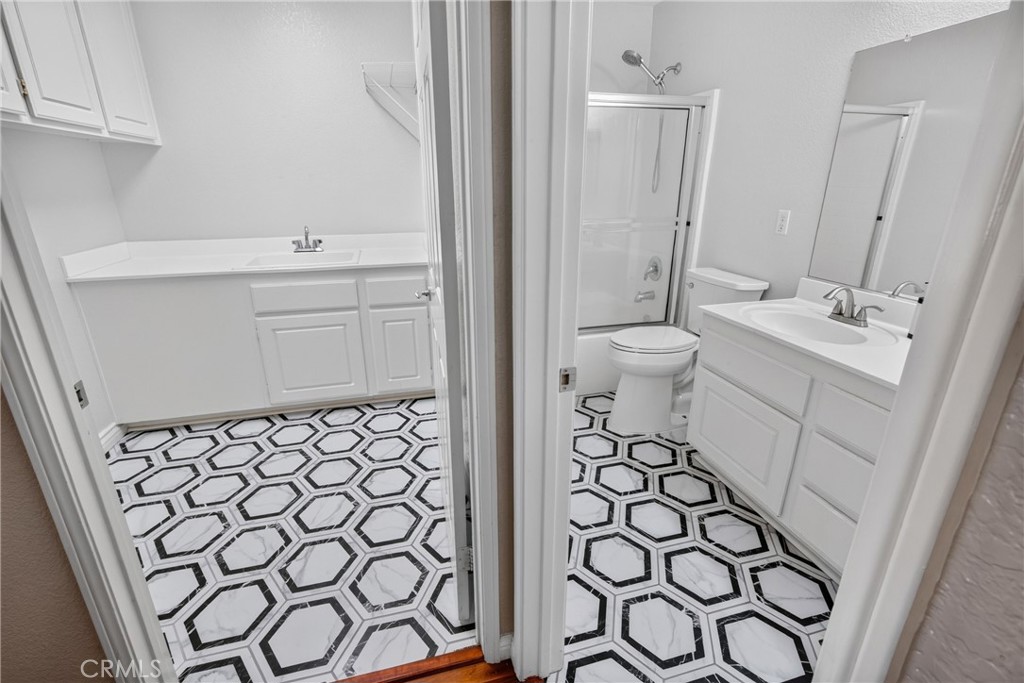 12611 Avocado Way Riverside, CA 92503 - Photo 43 of 62 Bath/Laundry
