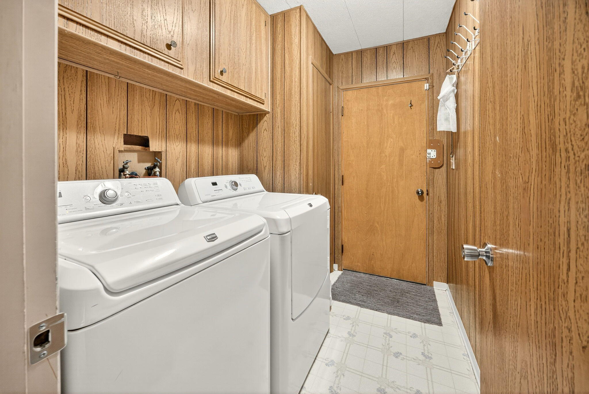 784 Meridian Road Eagle Point, OR 97524 - Photo 15 of 22 a utility room with dryer and washer