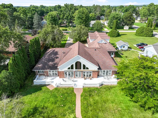 $1,199,000 | 707 Lake Shore Drive, Cadillac, MI 49601