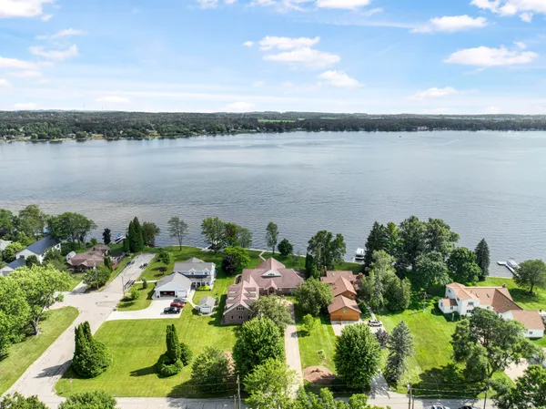 $1,199,000 | 707 Lake Shore Drive, Cadillac, MI 49601