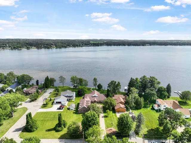 $1,199,000 | 707 Lake Shore Drive, Cadillac, MI 49601