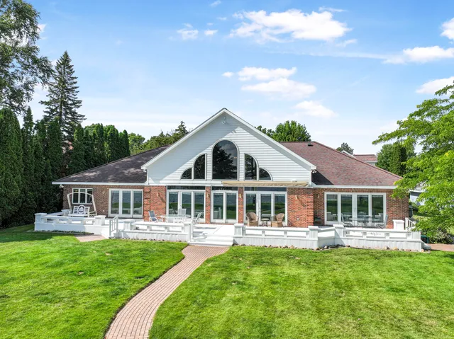 $1,199,000 | 707 Lake Shore Drive, Cadillac, MI 49601