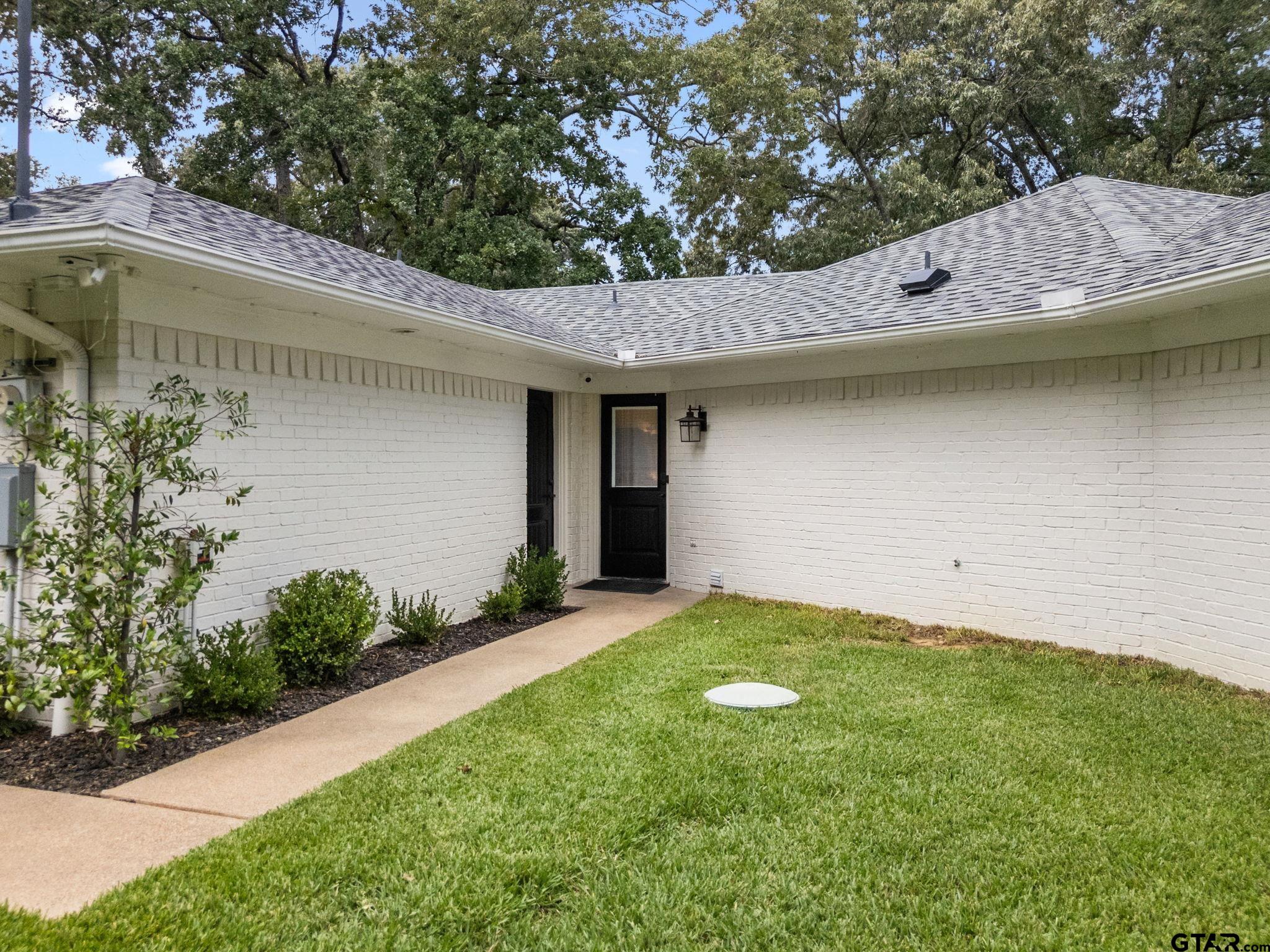 13235 Peninsula Road Whitehouse, TX 75791 - Photo 4 of 48 a backyard of a house with a garden and plants