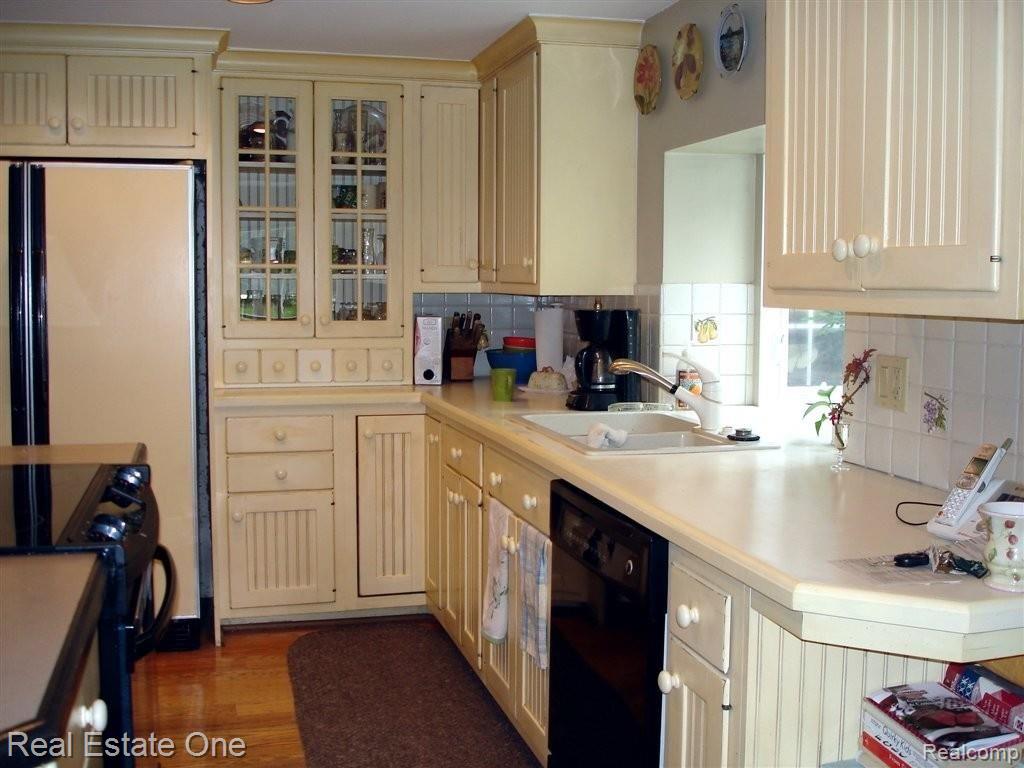 2250 East Gunn Road Rochester, MI 48306 - Photo 9 of 16 kirchen