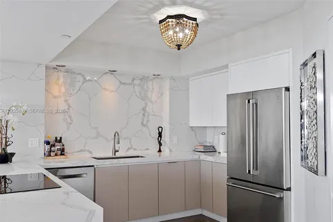 $3,900,000 | 10 Venetian Way, Unit 804, Miami Beach, FL 33139