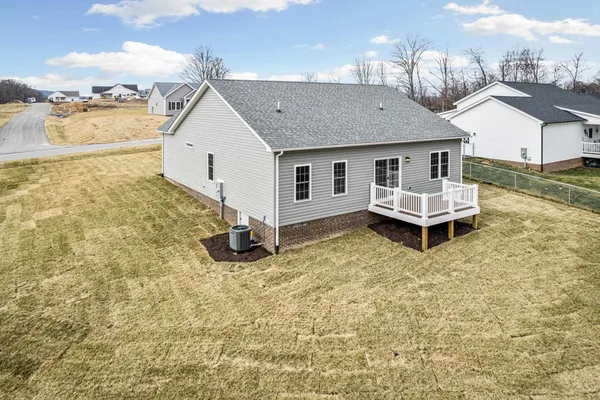 a view of a house with backyard