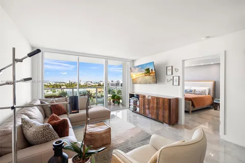 $1,089,000 | 650 West Avenue, Unit 1004, Miami Beach, FL 33139