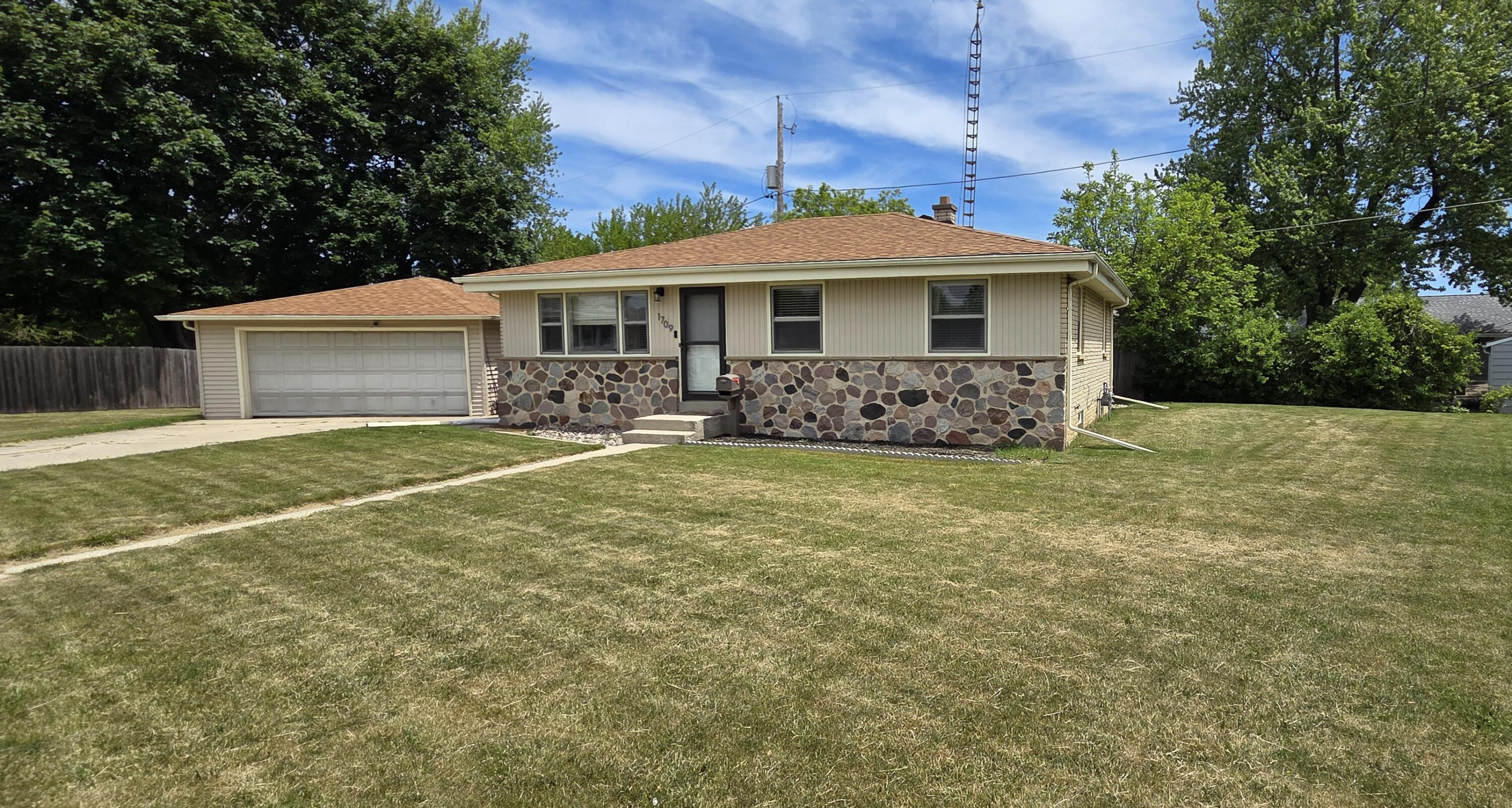 1709 Mercury Circle Racine, WI 53404 - Photo 3 of 23 Huge Yard