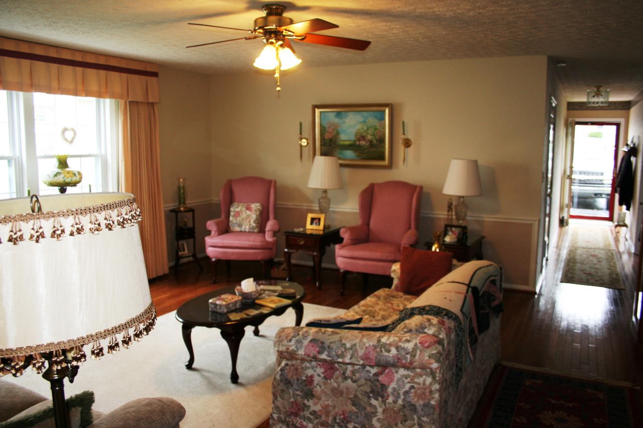 26 Village Road Lewisburg, WV 24901 - Photo 6 of 15 Living room and entry area