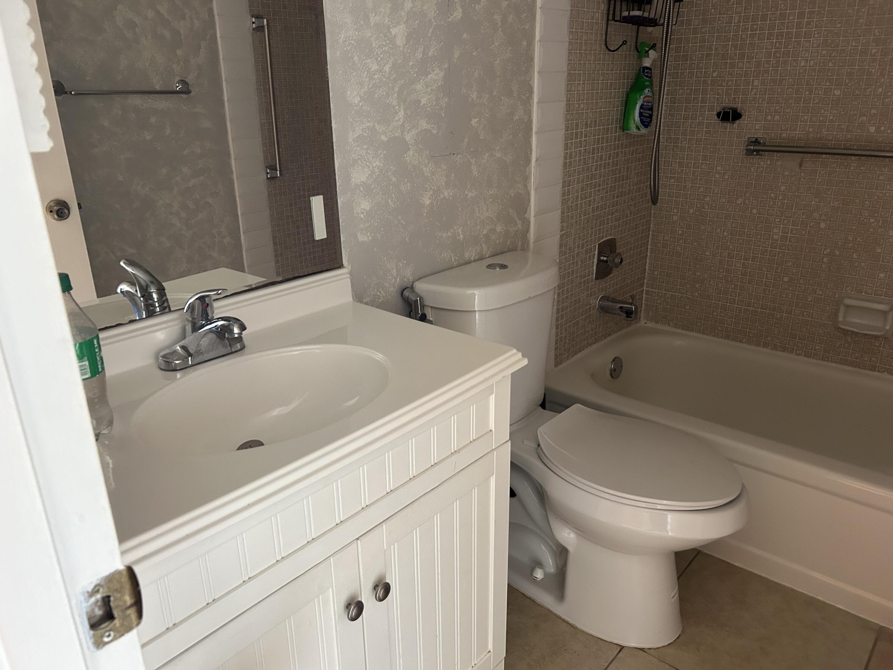 2024 Exeter, Unit 2024B Boca Raton, FL 33434 - Photo 11 of 31 IMG_1233